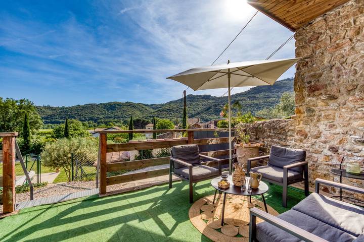 Casa de vacaciones 'Maison De Village' con piscina privada, Wi-Fi y aire acondicionado in La Tour-sur-Orb, Region de Béziers