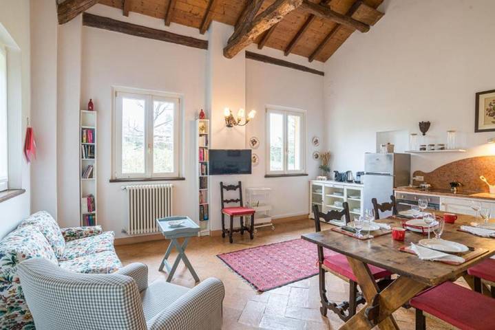 Rustico per 4 persone, con giardino e piscina in Lombardia