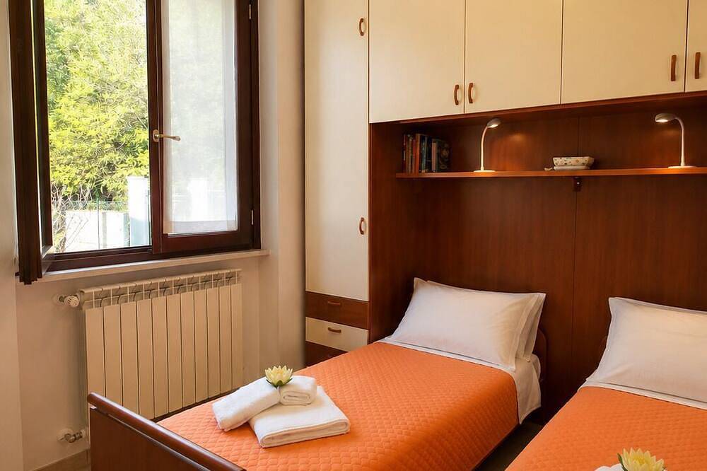 Villa Isedo Lake View 3 bedrooms + parking space in Villanuova sul Clisi, Gardasee-Berge