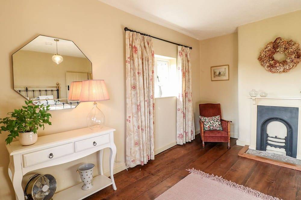 Bluebell Cottage, family friendly, with open fire in Rugeley in Staffordshire
