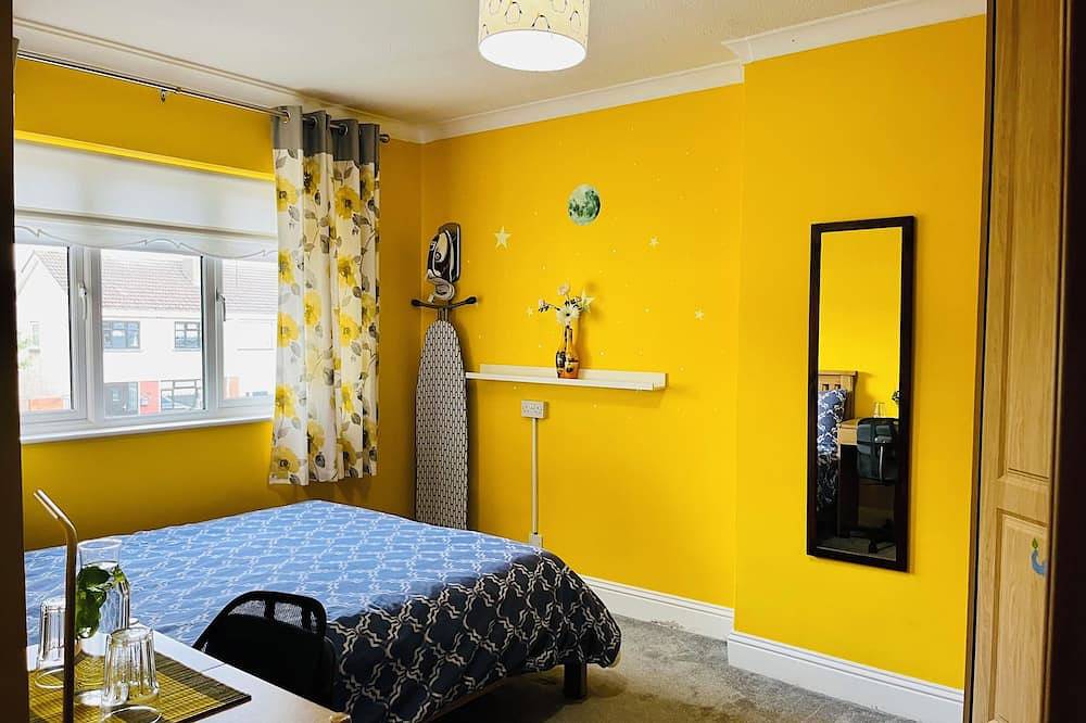 Cosy double room with king size bed in Kilnamanagh Dublin 24 in South Dublin, County Dublin