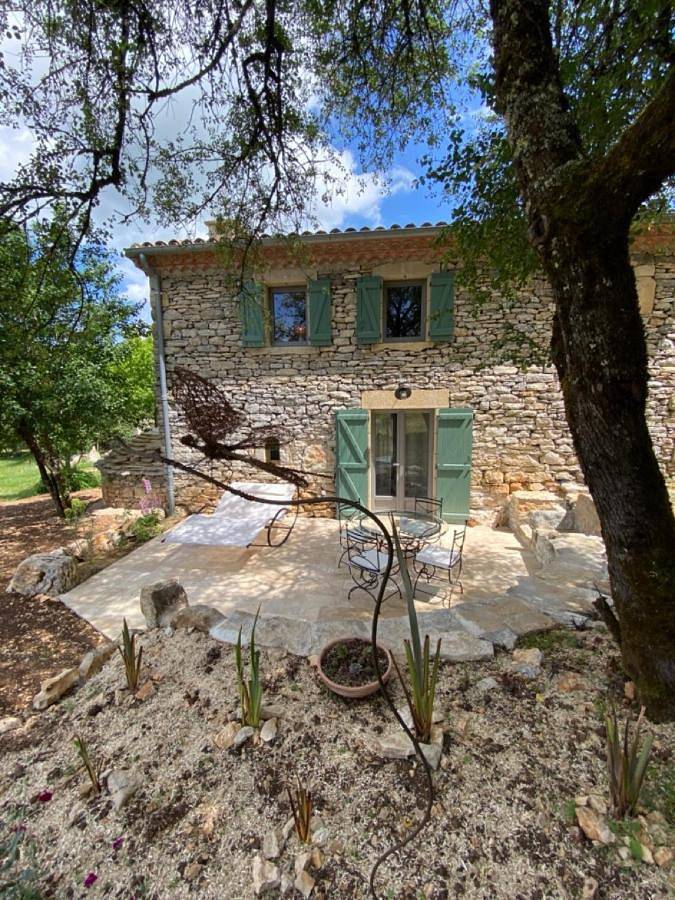 Location de vacances pour 2 personnes, avec Jacuzzi et Terrasse ainsi que Jardin et Vue à Saint-Antonin-Noble-Val