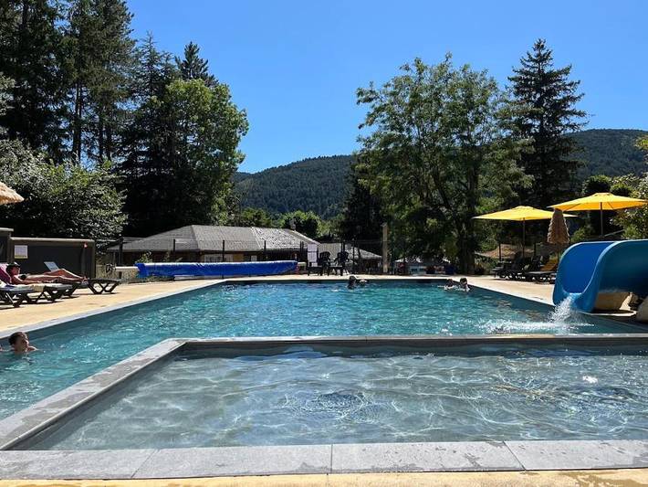 Bungalow pour 4 personnes, avec Terrasse ainsi que Bassin pour enfant et Piscine