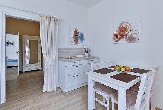 Ganze Ferienwohnung, App. 6 mit Südbalkon in strandnaher Lage - Bäderstil-Villa in Wenningstedt/Sylt in Wenningstedt, Sylt