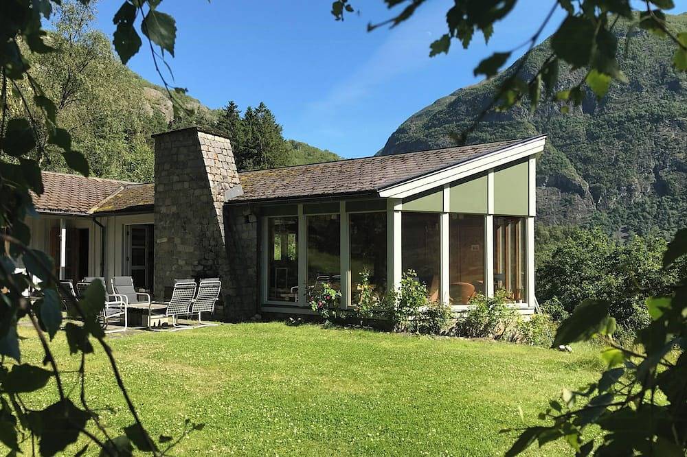 Historische Hütte am Fluss Lærdalselven in Lærdal