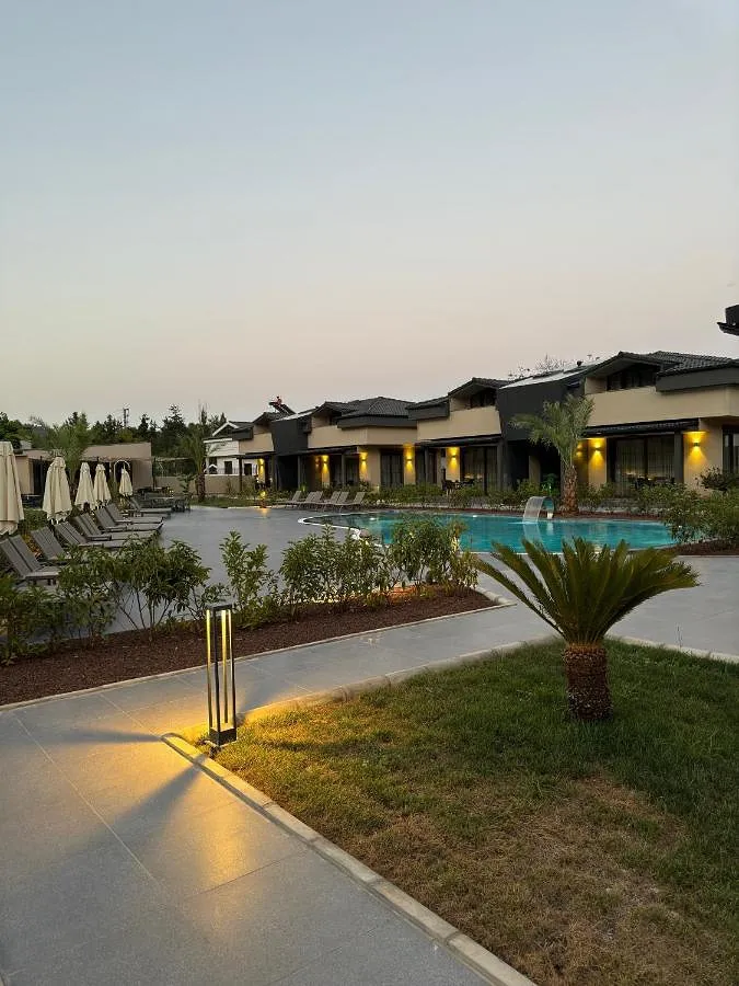 Chalet para 6 personas, con jardín y piscina para niños además de piscina y vistas - 1