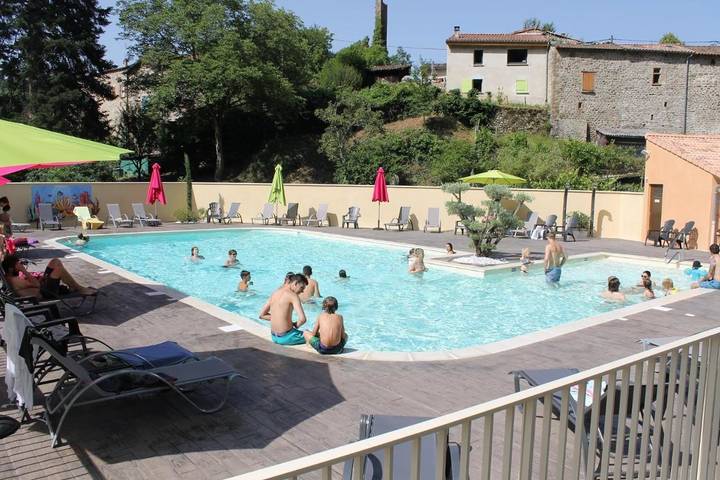 Location de vacances pour 2 personnes, avec jardin ainsi que terrasse et piscine à Lamastre