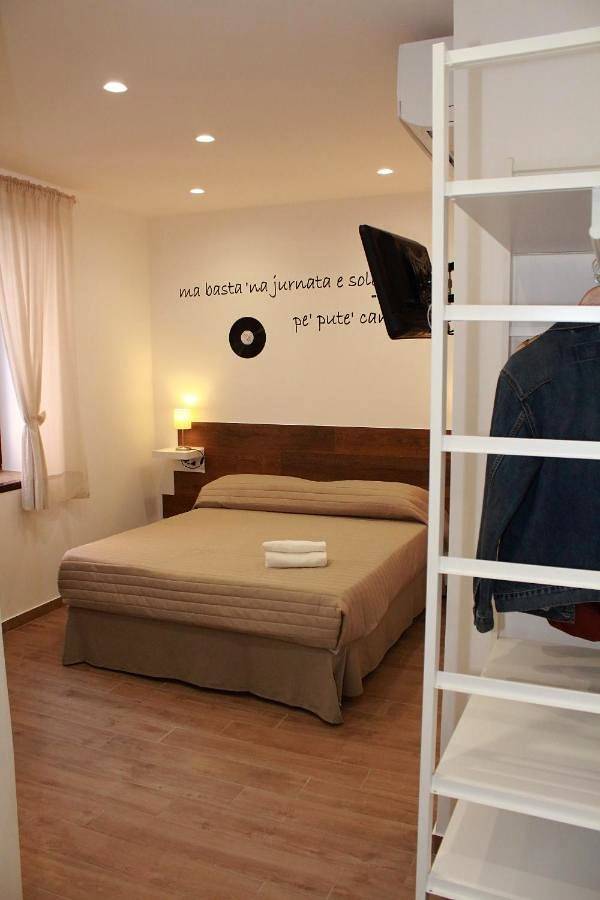 Double Room with Private Bathroom in Campi Flegrei, Pozzuoli