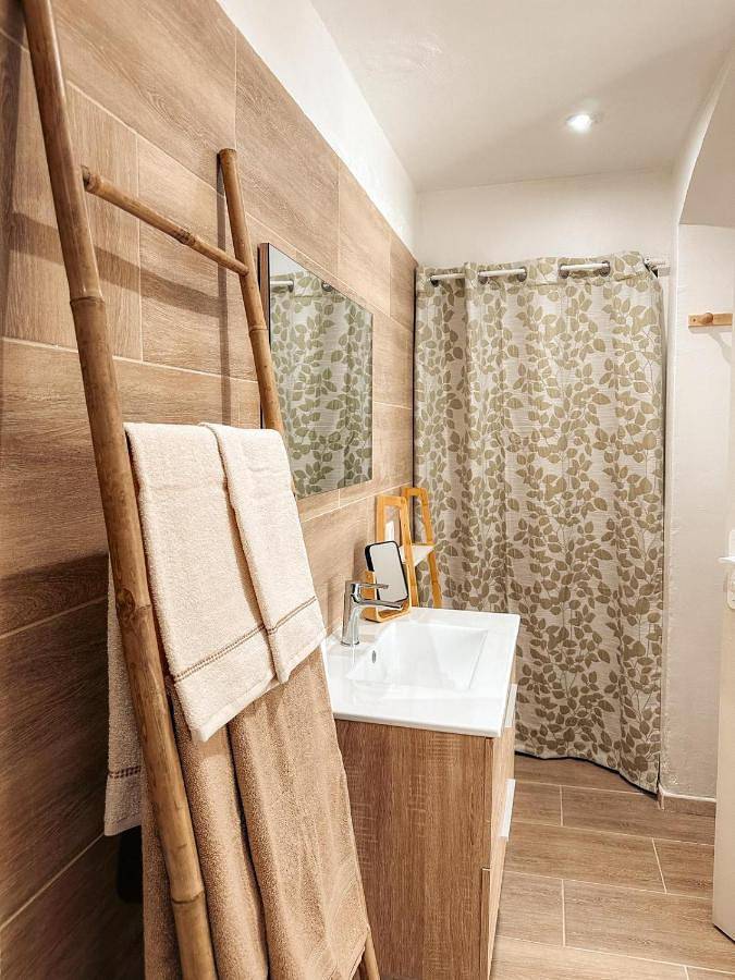 Gîte pour 2 personnes, avec terrasse, animaux acceptés à Aureille - 3