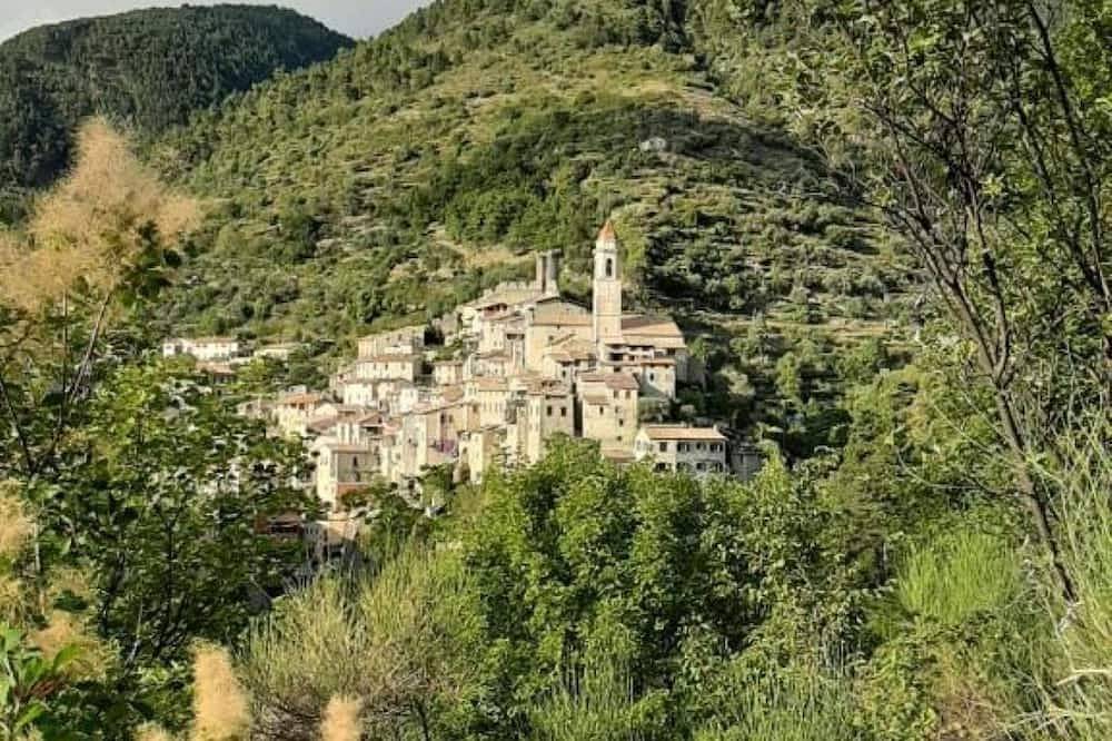Appartement entier, Gîte des Remparts – Charmant Appartement au Cœur de Lucéram avec Vue Montagne in Lucéram, Côte méditerranéenne (France)