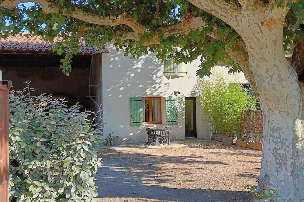 Cottage of two plane trees between Alpilles and Luberon in Orgon, Arles region