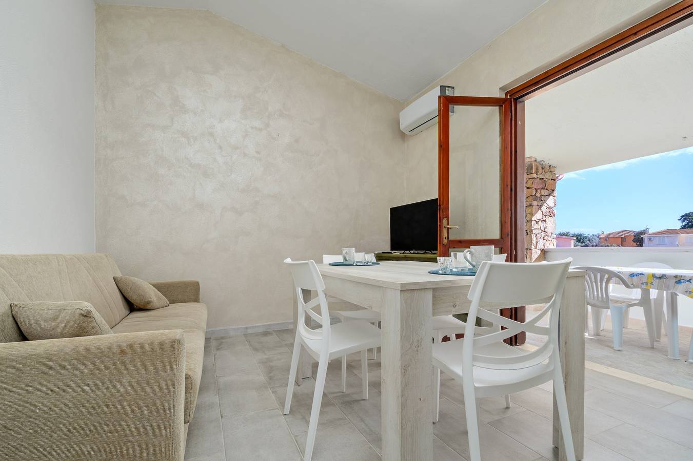 Appartamento intero, Appartamento 'Brezza Marina - Garden' con Terrazza Privata, Wi-Fi e Aria Condizionata in San Teodoro, Olbia-Tempio