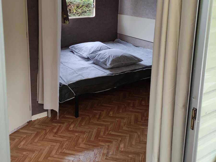 Camping La Vallée - Mobilheim 2 personen - Vergissmeinnicht in Perpezat, Regionaler Naturpark Volcans d'Auvergne