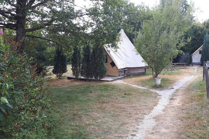 Gîte pour 9 personnes, avec piscine ainsi que terrasse et jardin, animaux acceptés