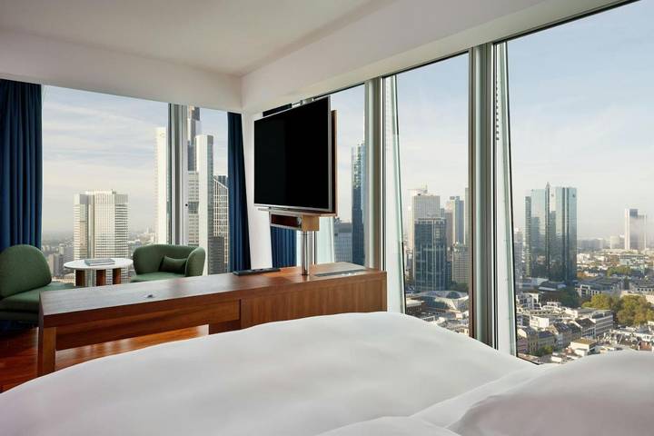 Hotel für 2 Personen, mit Pool und Sauna sowie Ausblick in Frankfurter Weihnachtsmarkt