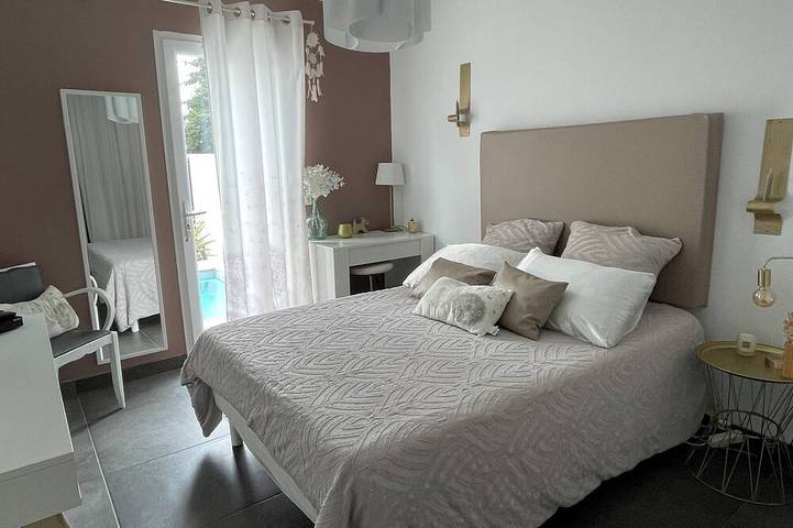 Location de vacances pour 6 personnes, avec jardin à Claret - 2
