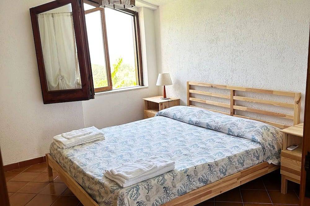 Villa Eddy sleeps 12 with magnificent pool 3 km from Castellabate in Perdifumo, Cilento Coast