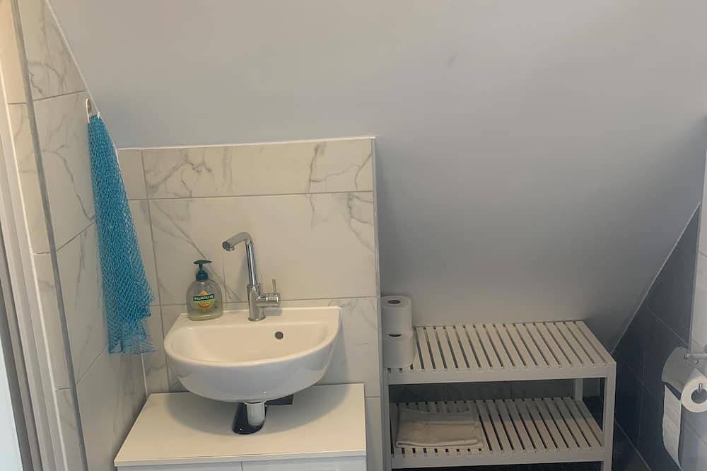 Ganze Wohnung, 1 Zimmer im Einfamilienhaus mit Garten.( Neue Sanierung) in Magdeburg, Elbe-Börde-Heide