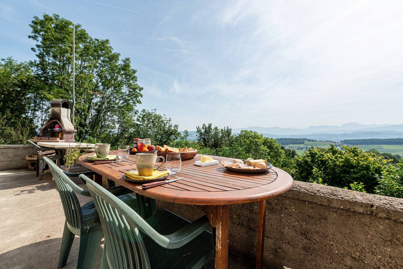 Chambre d'hôte la chambre Bleue avec vue sur les montagnes, terrasse privée et jardin partagé in Moye (Haute-Savoie), Région d'Annecy