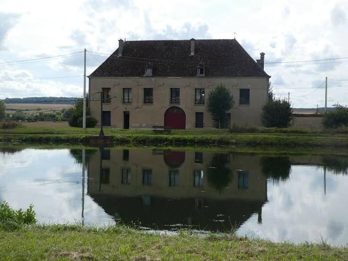 Location de vacances pour 10 personnes, avec Balcon ainsi que Terrasse et Jardin dans Marolles-sous-Lignières