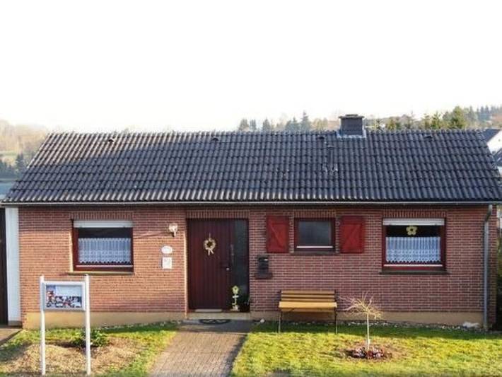 Ferienhaus für 6 Personen, mit Terrasse und Garten sowie Ausblick in der Vulkaneifel