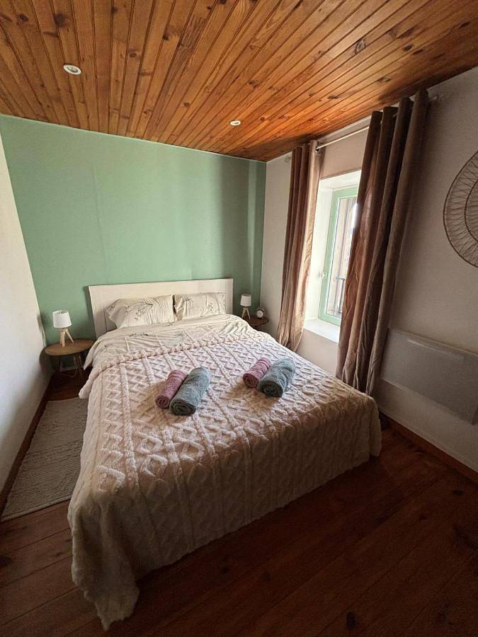 Location de vacances pour 6 personnes, avec vue ainsi que terrasse et jardin, animaux acceptés à Pionsat - 4