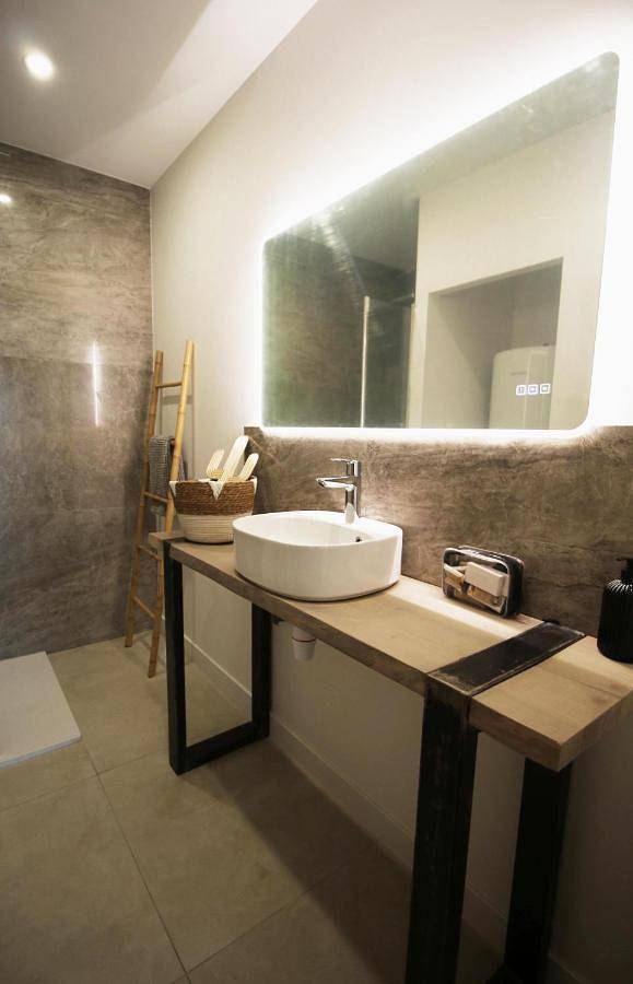 Gîte pour 4 personnes, avec piscine ainsi que jardin et vue dans Plage Font Brun Carqueiranne - 4