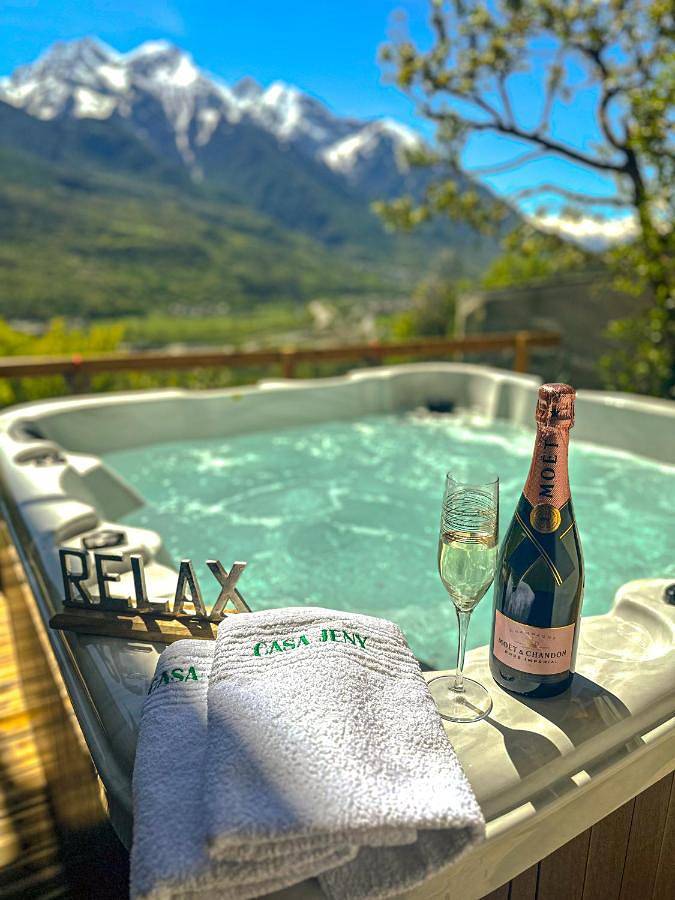 Casa vacanza per 4 persone, con giardino e piscina nonché idromassaggio, adatto a famiglie con bambini in Valle d'Aosta