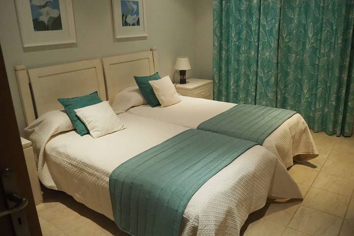 Atemberaubende 3 Schlafzimmer Reihenhaus, nahe dem Pool, in der Ansicht, Salema in Salema, Budens