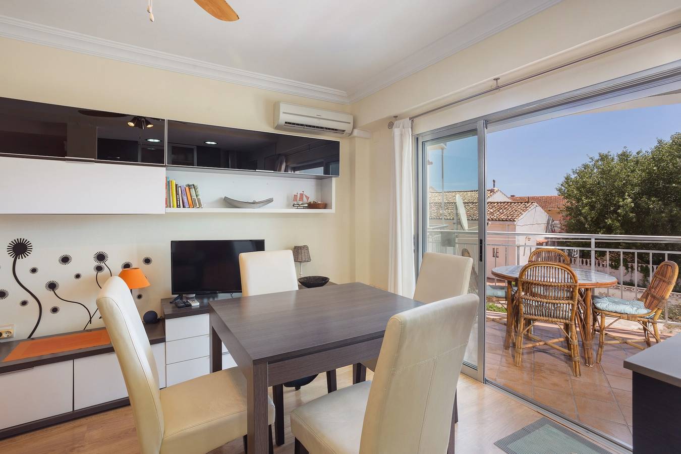 Ganze Wohnung, Ferienwohnung 'La Paz De Xinxilla' mit Meerblick, Wlan und Klimaanlage in Playa de Les Deveses, Dénia