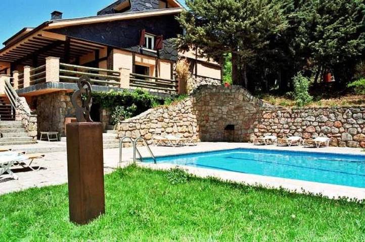 Hotel para 4 personas, con Terraza y Jacuzzi además de Jardín y Piscina en Cercedilla