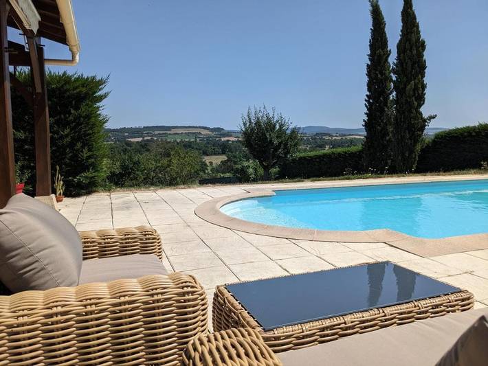 Location de vacances pour 9 personnes, avec Terrasse et Jardin ainsi que Piscine et Vue dans Savigny-sur-Grosne