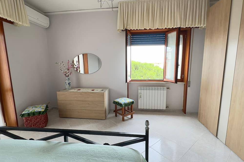 Entire apartment, Spacious fourth floor apartment in Torre del Greco 3 bedrooms 1 bathroom and kitchen in Torre del Greco, Vesuvio National Park