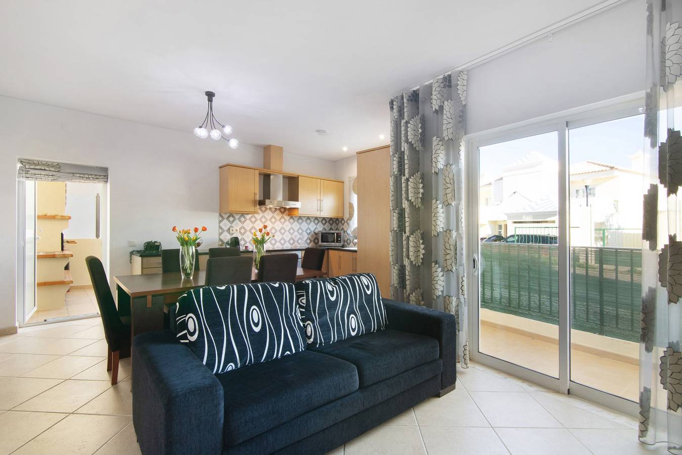 Apartamento inteiro, Apartamento 'Casinha Dos Serves' com Piscina Partilhada, Wi-Fi e Ar Condicionado in Ferreiras, Distrito de Faro