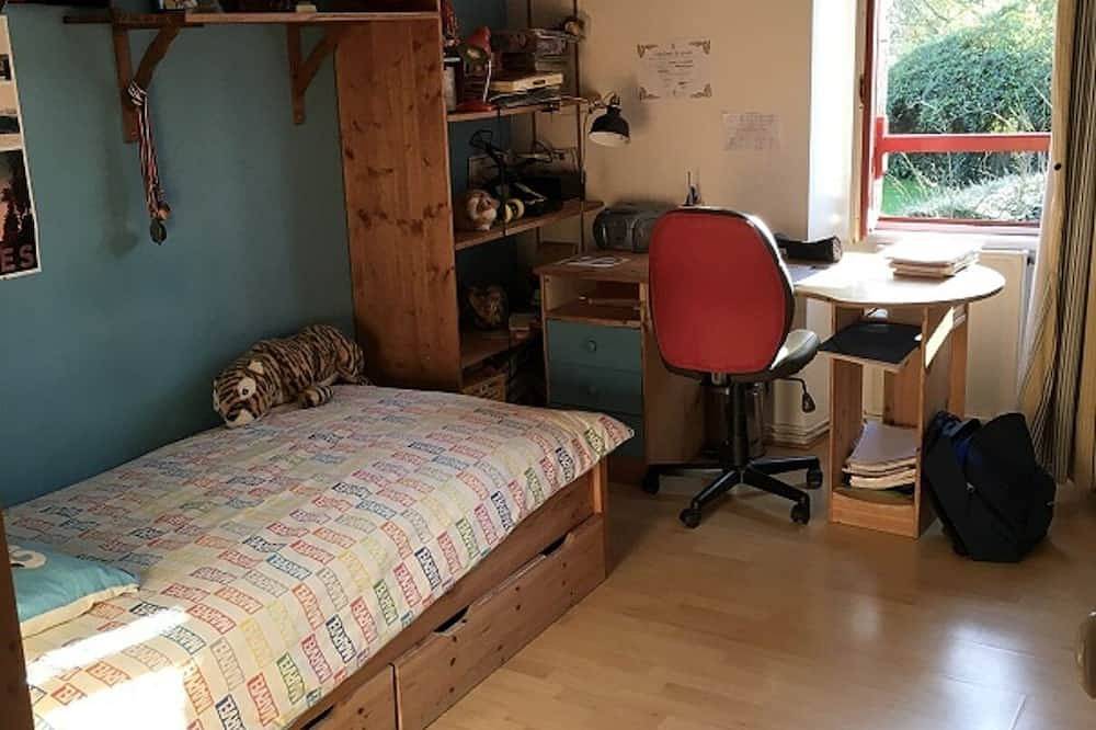 Room in longère, Bath room, Breakfast in Pleudihen-sur-Rance, Dinan region