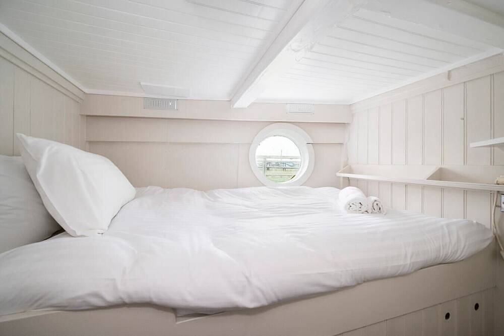 Entire apartment, Lorna, Houseboat , West Mersea in Mersea Island, Colchester