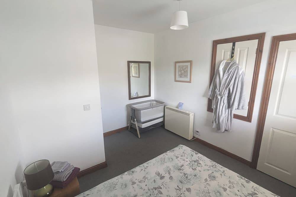 Entire apartment, The Apartment at Chalk House - 2 Bedrooms - 2 Double Beds - 1 Single Bed - 1 Cot in Huddersfield, West Yorkshire