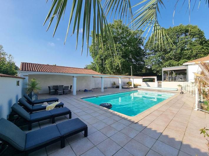 Location de vacances pour 8 personnes, avec Terrasse ainsi que Jardin et Piscine à Sainte-Flaive-des-Loups