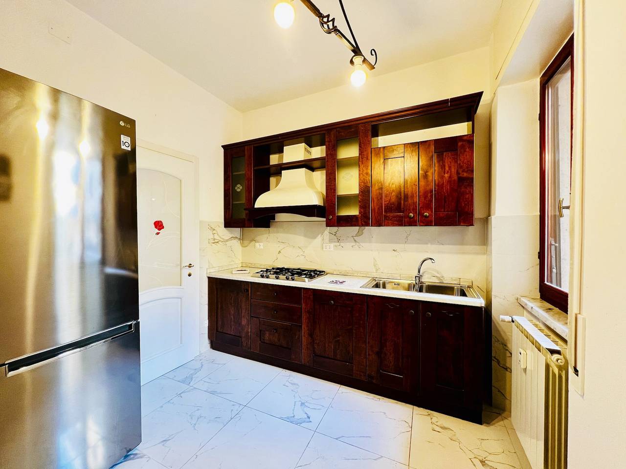 The White Marble Beach House – Kostenloses Parken in Marina di Carrara, Carrara