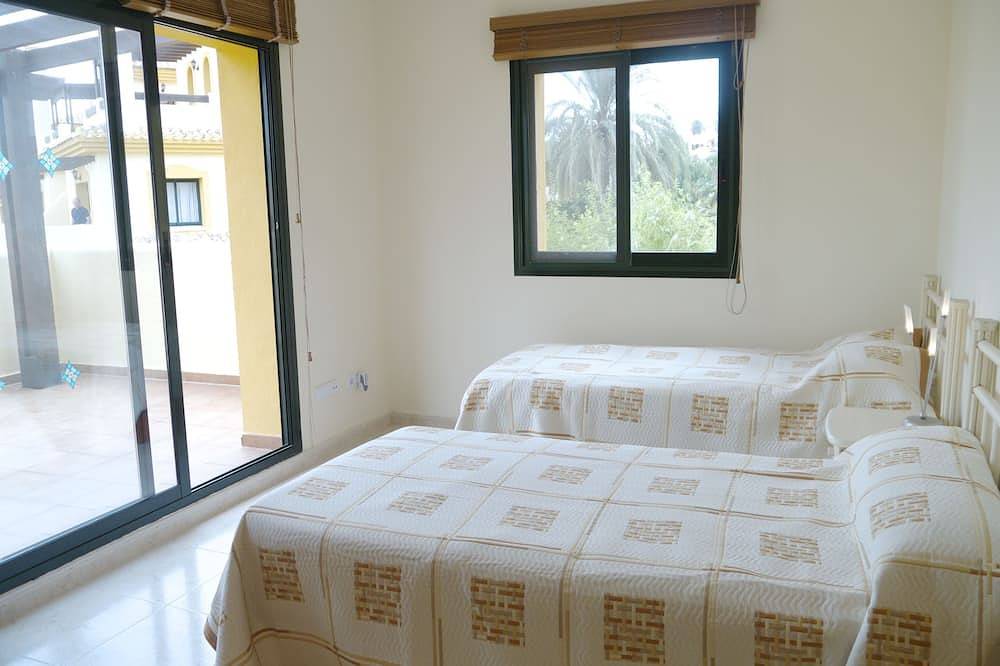 Luxury villa, 5 minutes walk to tennis centre, bars & shops , Hacienda del Golf in La Manga Club, Mar Menor