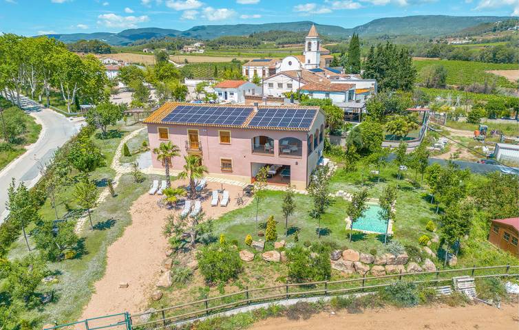 Casa de vacaciones para 10 personas, con terraza además de jardín y piscina, Se admiten mascotas en Alt Penedès