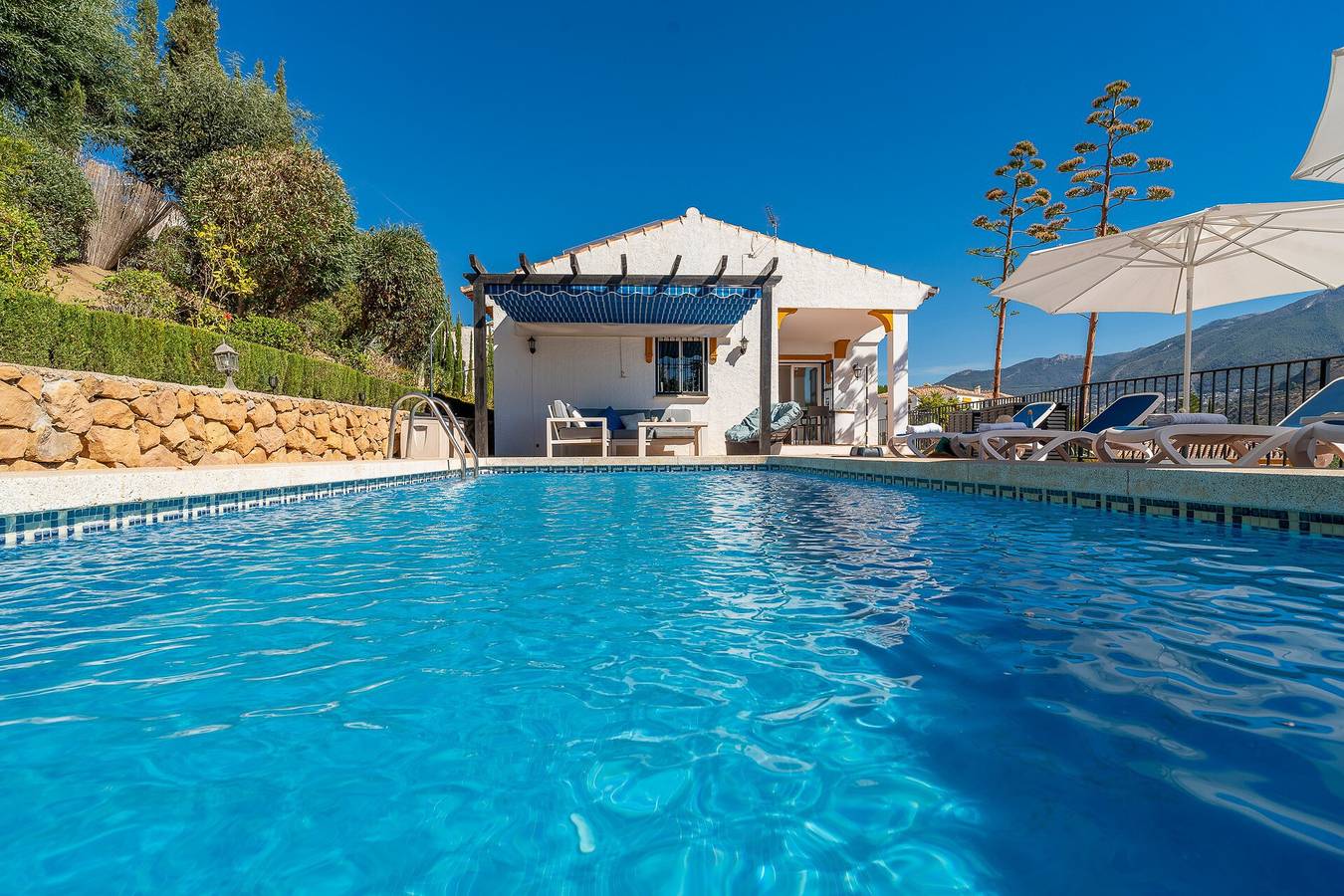 Villa Maroma con vistas a la montaña, piscina, jardín y Wi-Fi in Viñuela, Provincia de Málaga