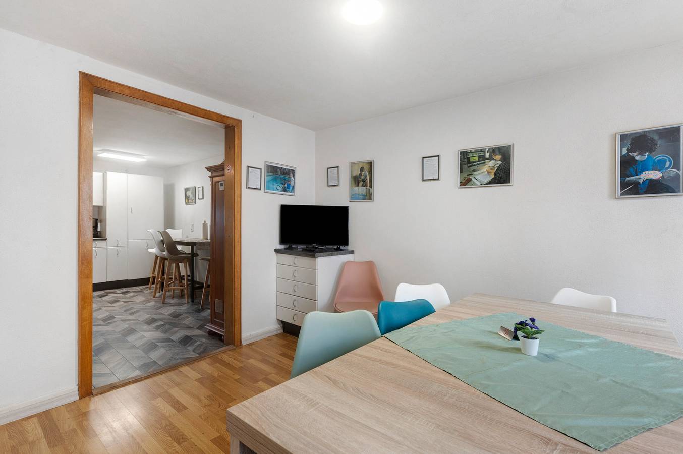 Ferienhaus 'Zum Burgfried' mit 3 Küchen, 10 Schlafzimmern und Wi-Fi in Neuerburg, Eifelkreis Bitburg-Prüm