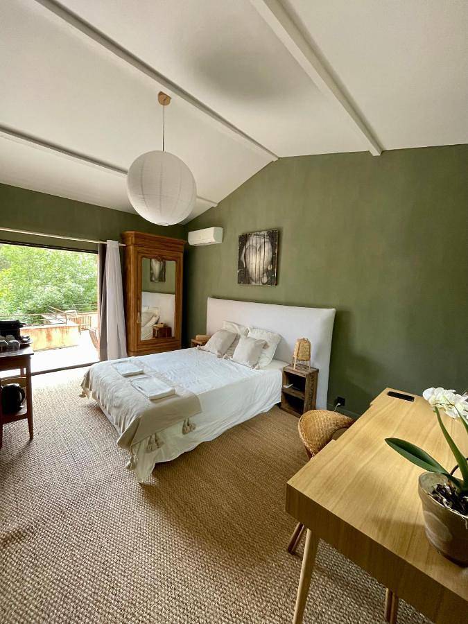 Cottage pour 2 personnes, avec jardin ainsi que vue et terrasse à Fressac