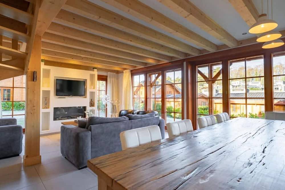 Atemberaubendes alleinstehendes Ferienhaus für 10 Gäste mit  W-Lan, Tv und Terrasse in Heerlen, Parkstad Limburg