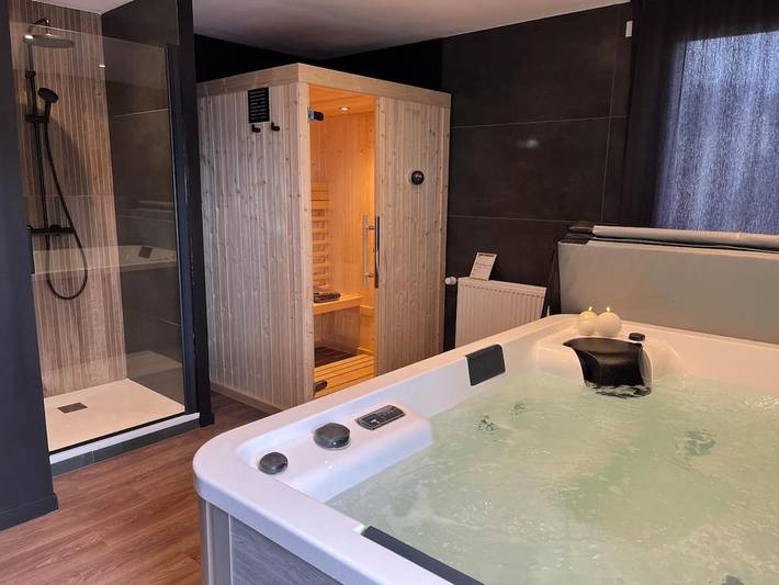 Gîte pour 2 personnes, avec Balcon et Jacuzzi ainsi que Terrasse et Sauna à Guingamp