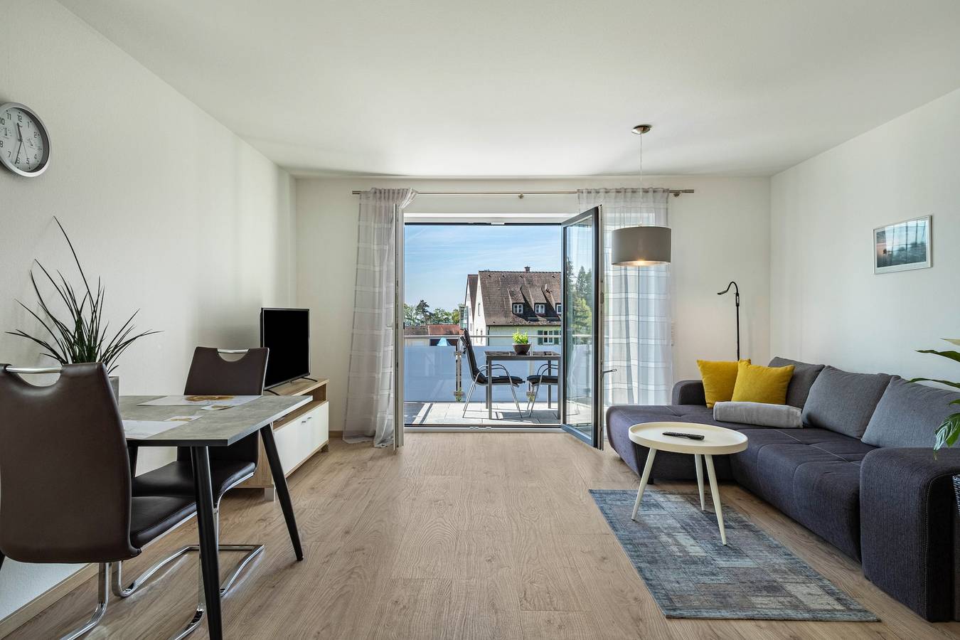 Ganze Wohnung, Moderne Ferienwohnung "Amsel" mit Balkon und Wlan in Friedrichshafen, Region Bodensee-Oberschwaben