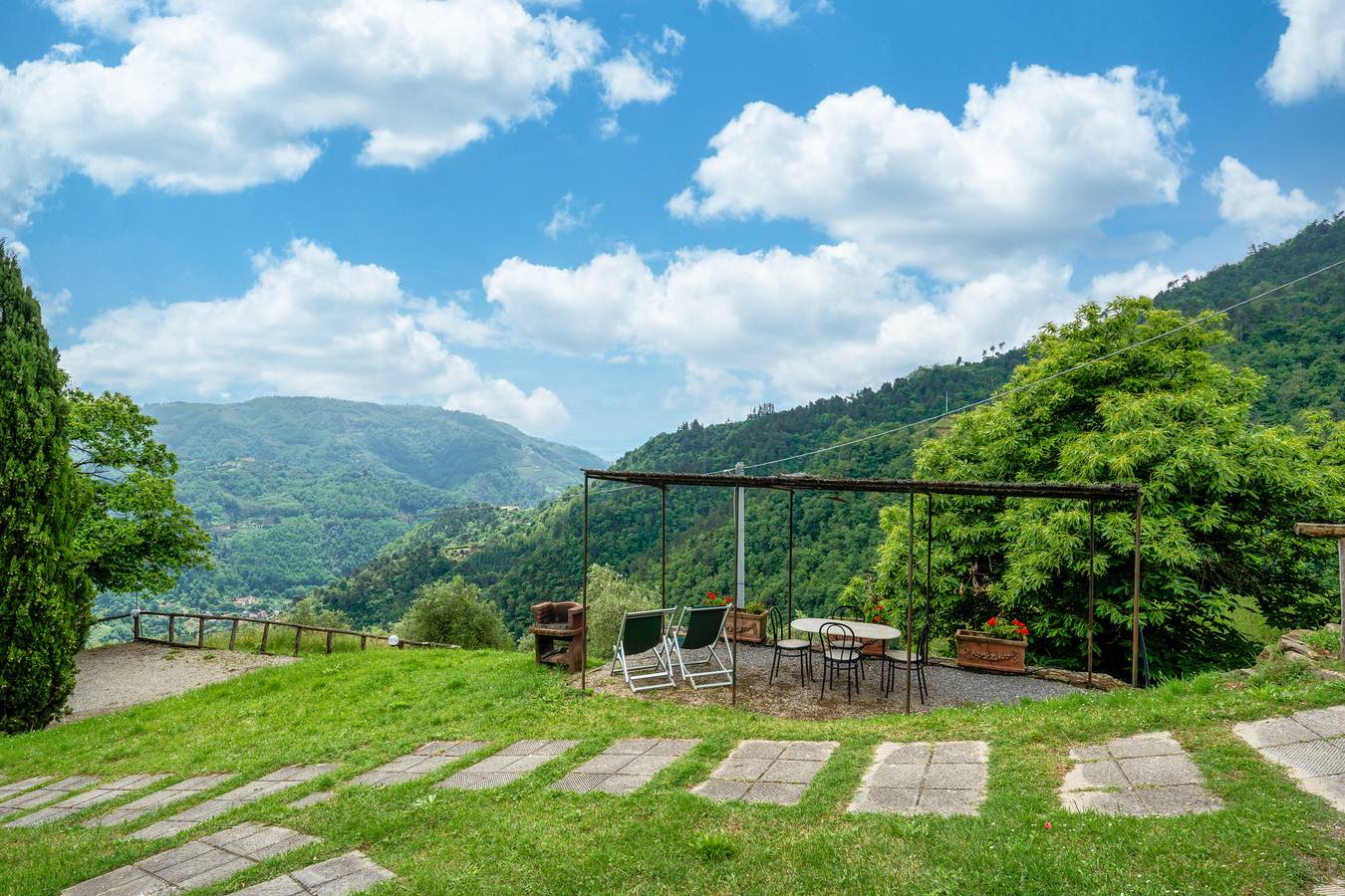 Entire apartment, Apartment 'Cima A Zano' with Mountain View, Shared Pool and Wi-Fi in Pescia, Pistoia Province