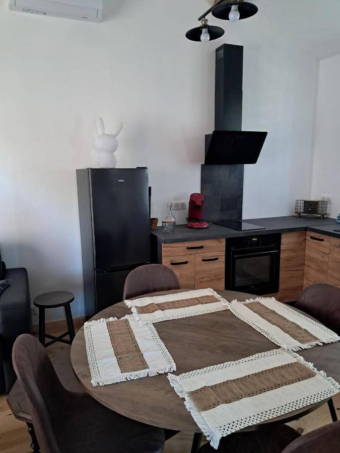 Gîte pour 4 personnes, avec vue ainsi que jardin et piscine, animaux acceptés à Saint-Martin-de-Pallières