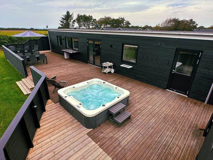Ferienhaus für 12 Personen, mit Terrasse und Whirlpool sowie Sauna - 1
